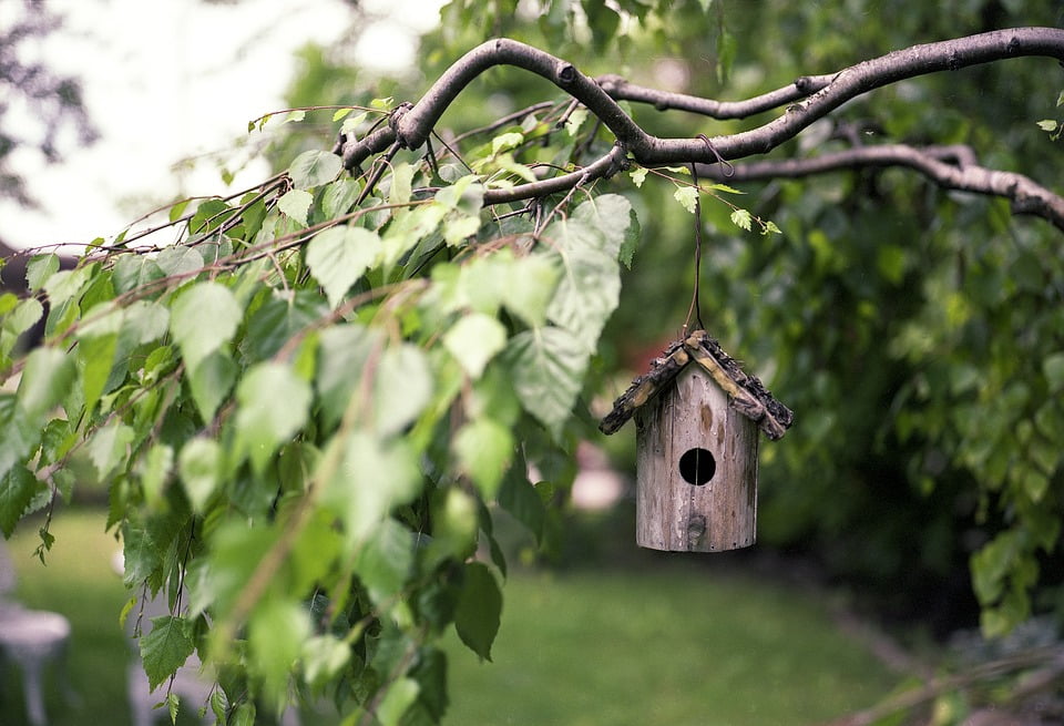 Klassisches Vogelhaus aus Holz